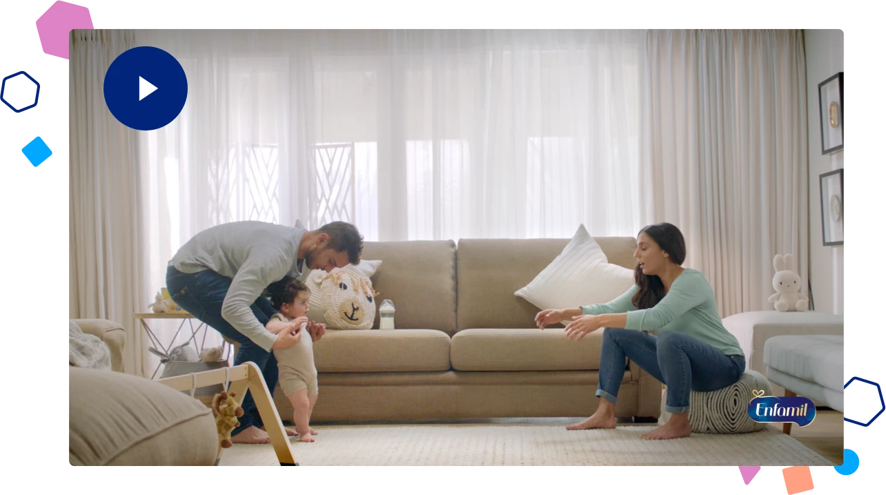 Padres ayudando a sus hijos a aprender a caminar