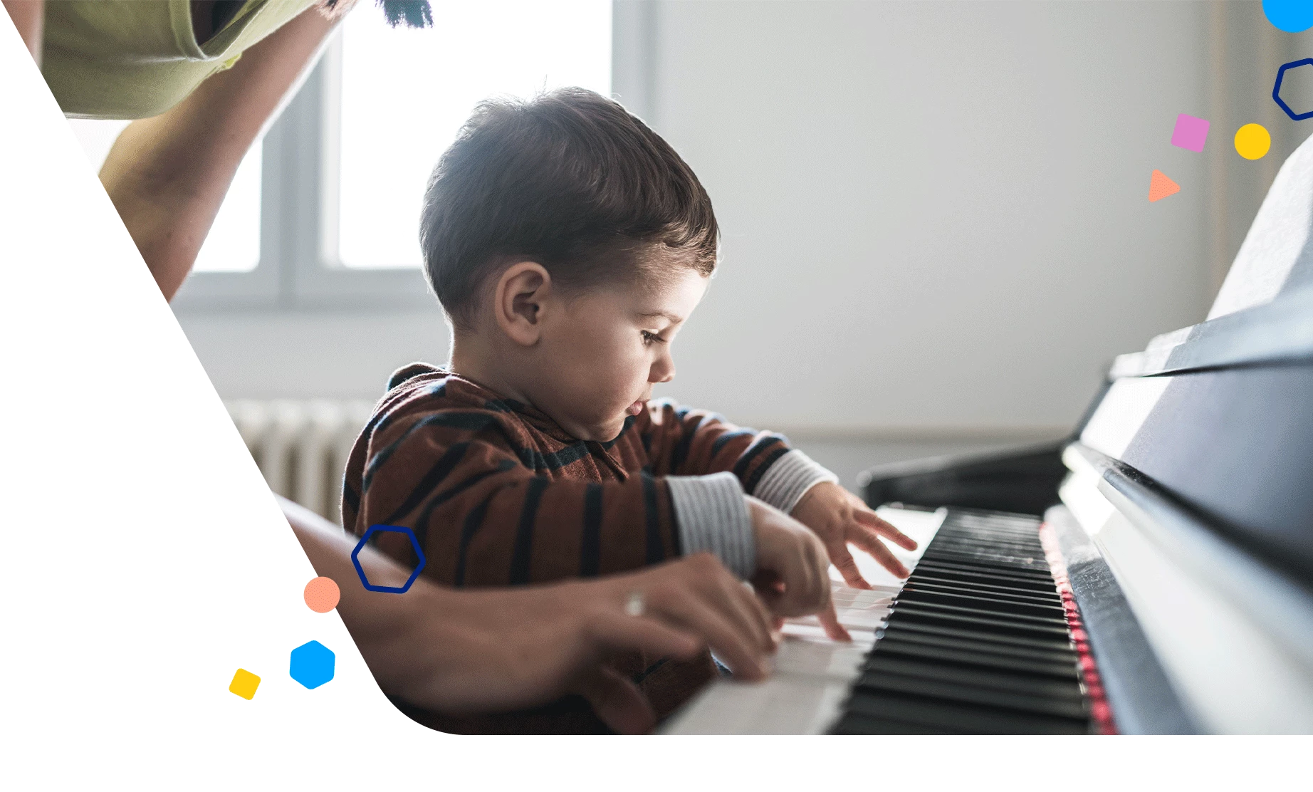 Niño pequeño tocando el piano con sus padres ayudando