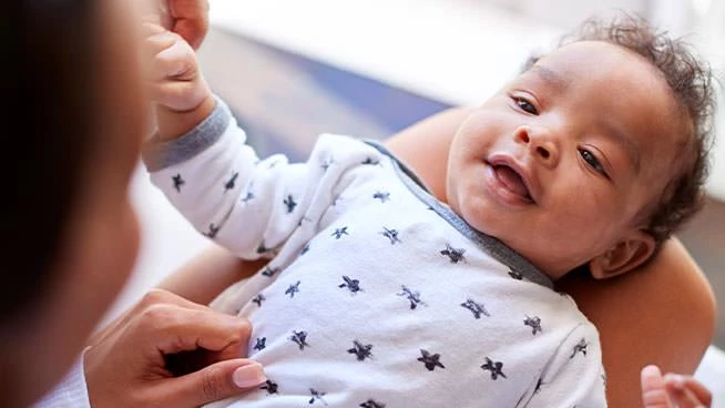 Bebé feliz mirando a mamá
