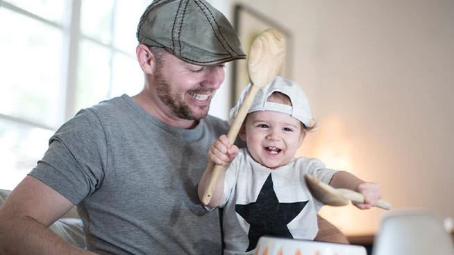 Niño tocando la batería con su papá
