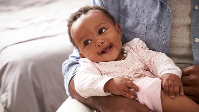 Bebé sonriente feliz