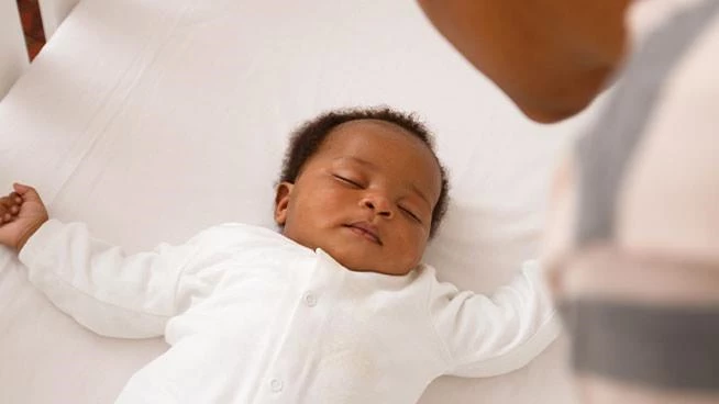 Bebé durmiendo en una cuna