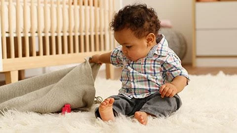 Bebé jugando en el suelo