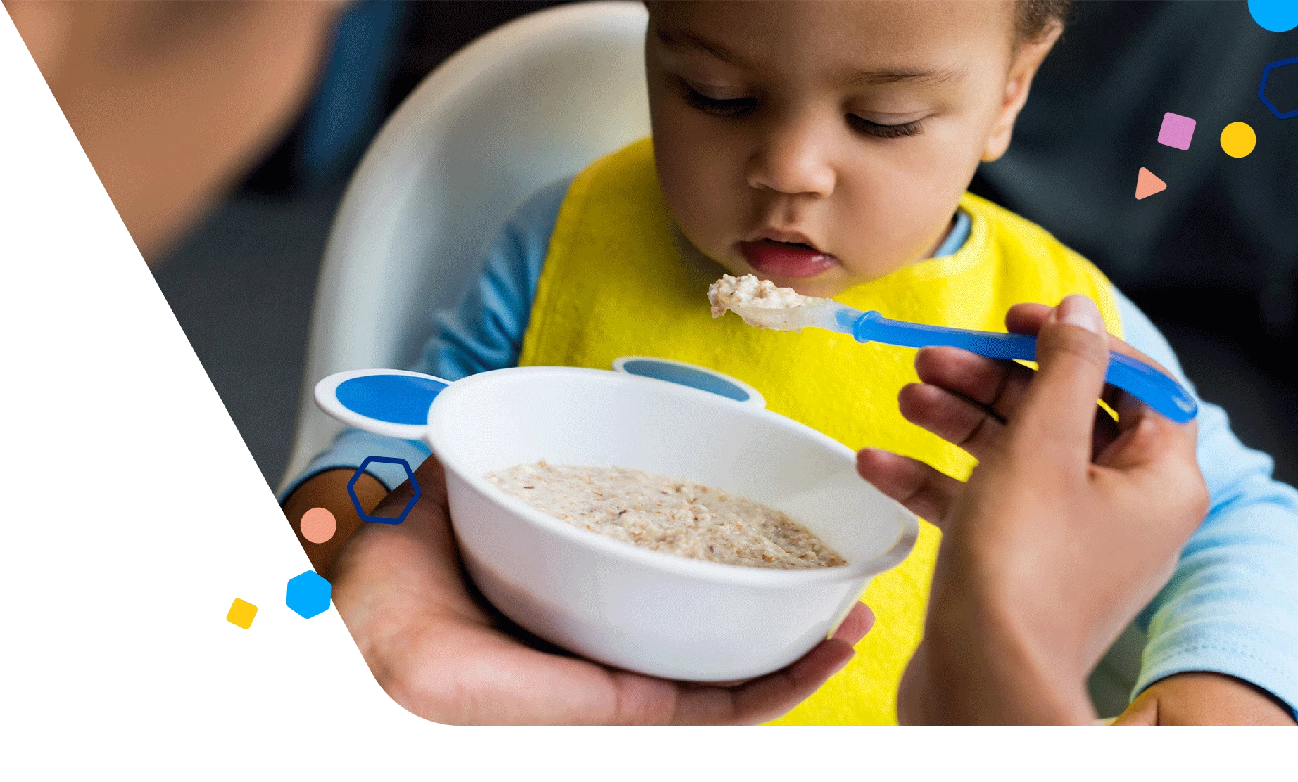 Alimentar al niño pequeño con una cucharada de comida