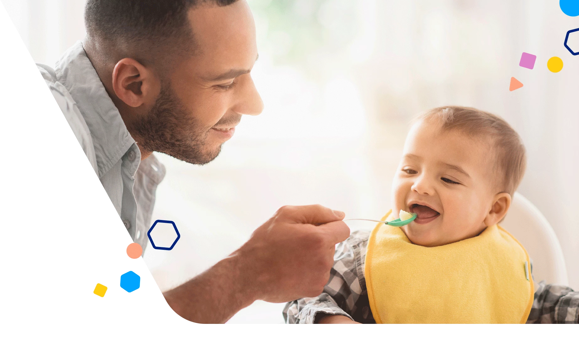 Papá alimentando a un bebé feliz