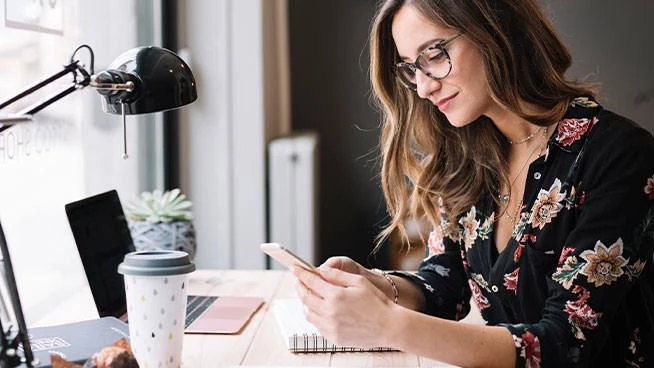 Mujer sentada en su escritorio después de regresar al trabajo después de tener un bebé