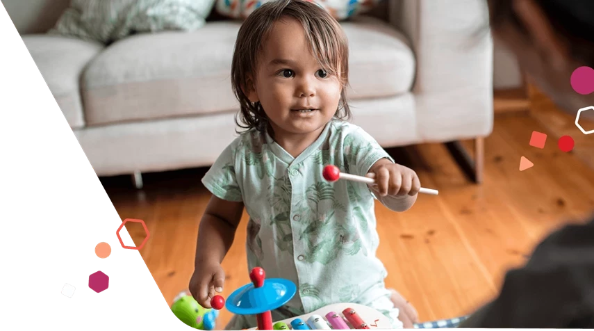 Niño jugando con xilófono